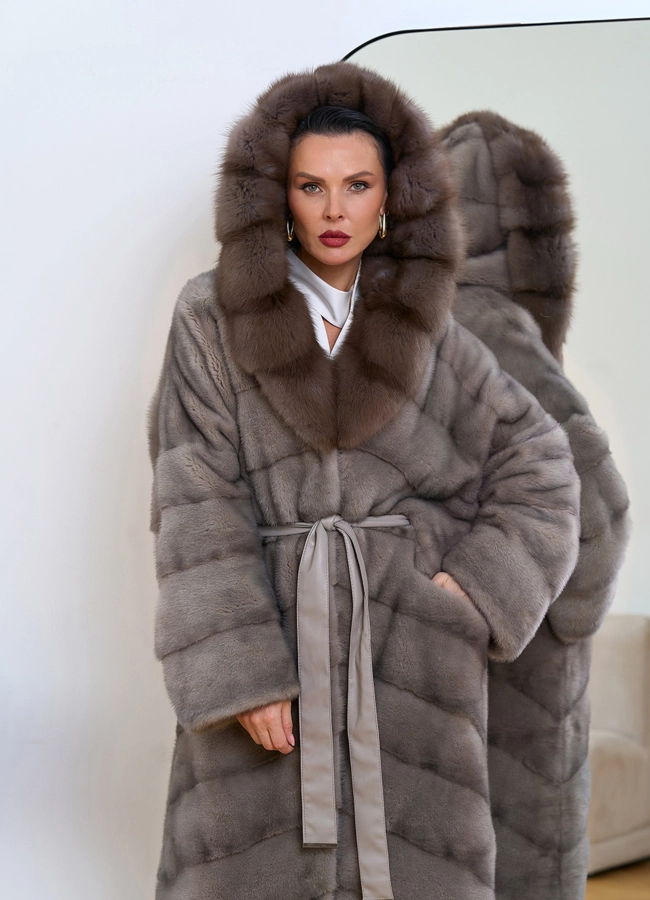 Длинная шуба из меха норки с капюшоном из меха куницы модель № 29252 в кредит фото