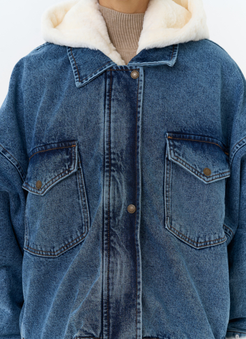 Женская утепленная джинсовая куртка с отделкой из эко меха