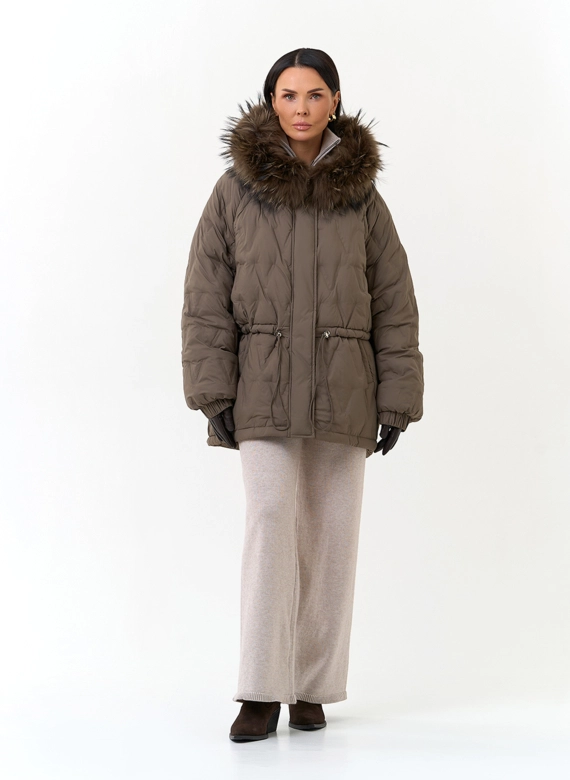 Женский пуховик с мехом енота на капюшоне фото