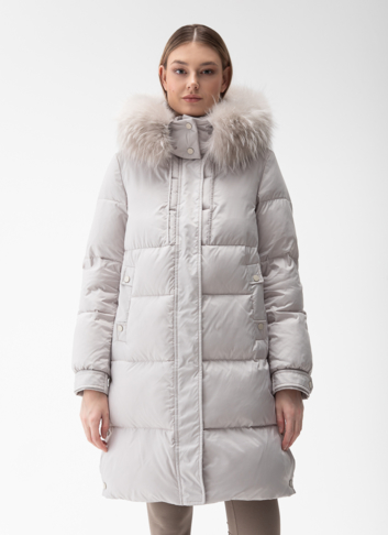 Женский пуховик с капюшоном из енота