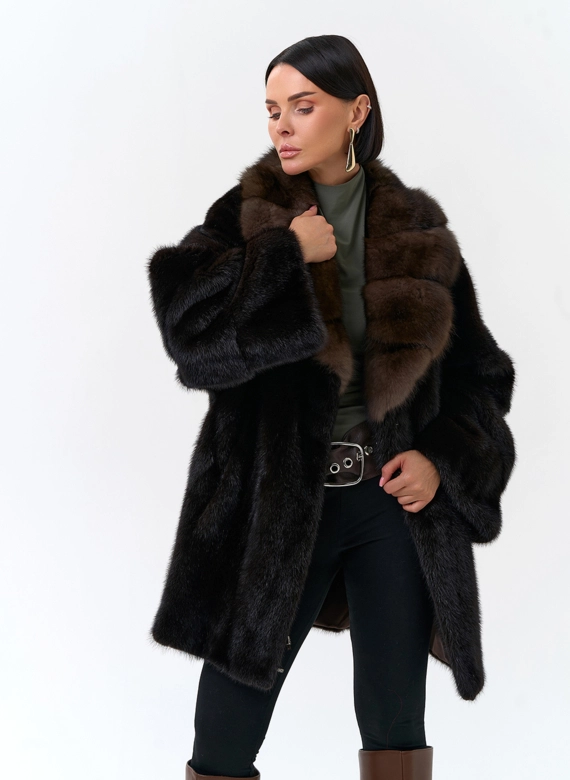 Шуба с воротником из меха куницы