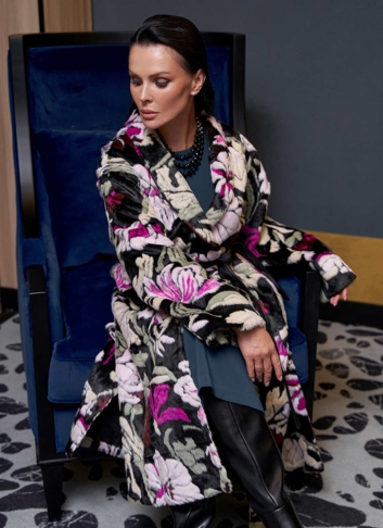 Пальто из эко меха с цветочным принтом