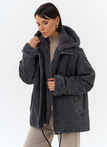 Женская утепленная джинсовая куртка с отделкой из эко меха