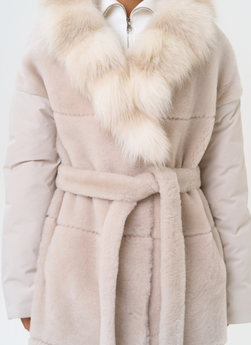 Комбинированное женское пальто из меха овчины с поясом