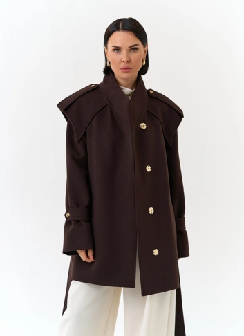 Женское укороченное пальто с акцентными плечами фото