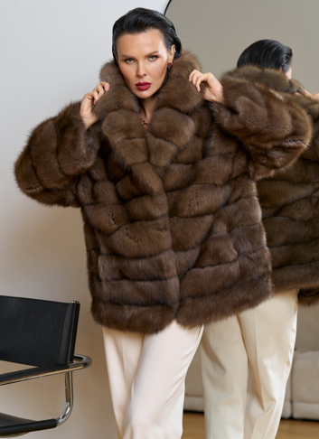 Женская шуба из куницы с английским воротником